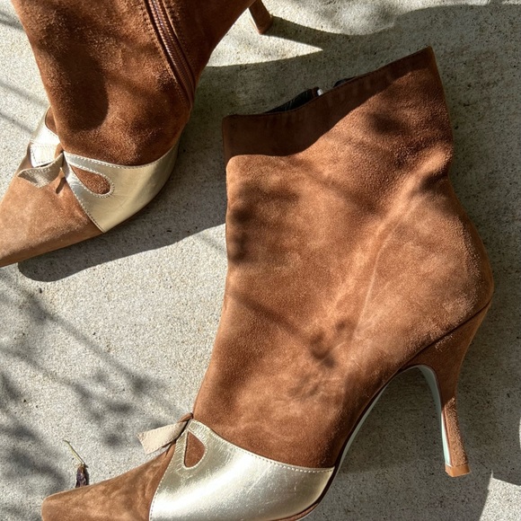 Booties color cinnamon in suede and gold leather knot detail. - Picture 2 of 3